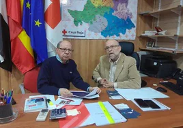 Joaquín Rodríguez y Fernando Solís en la sede comarcal de Cruz Roja