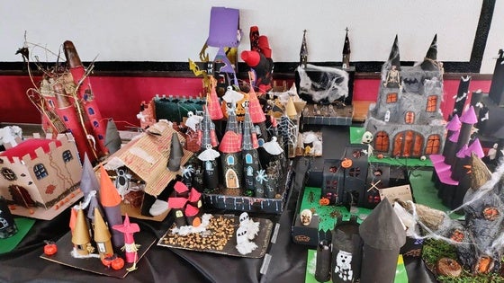 El colegio Campo Arañuelo aúna en un trabajo escolar el reciclaje con Halloween