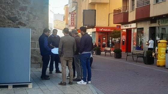 La zona peatonal se prepara para la llegada de los toldos