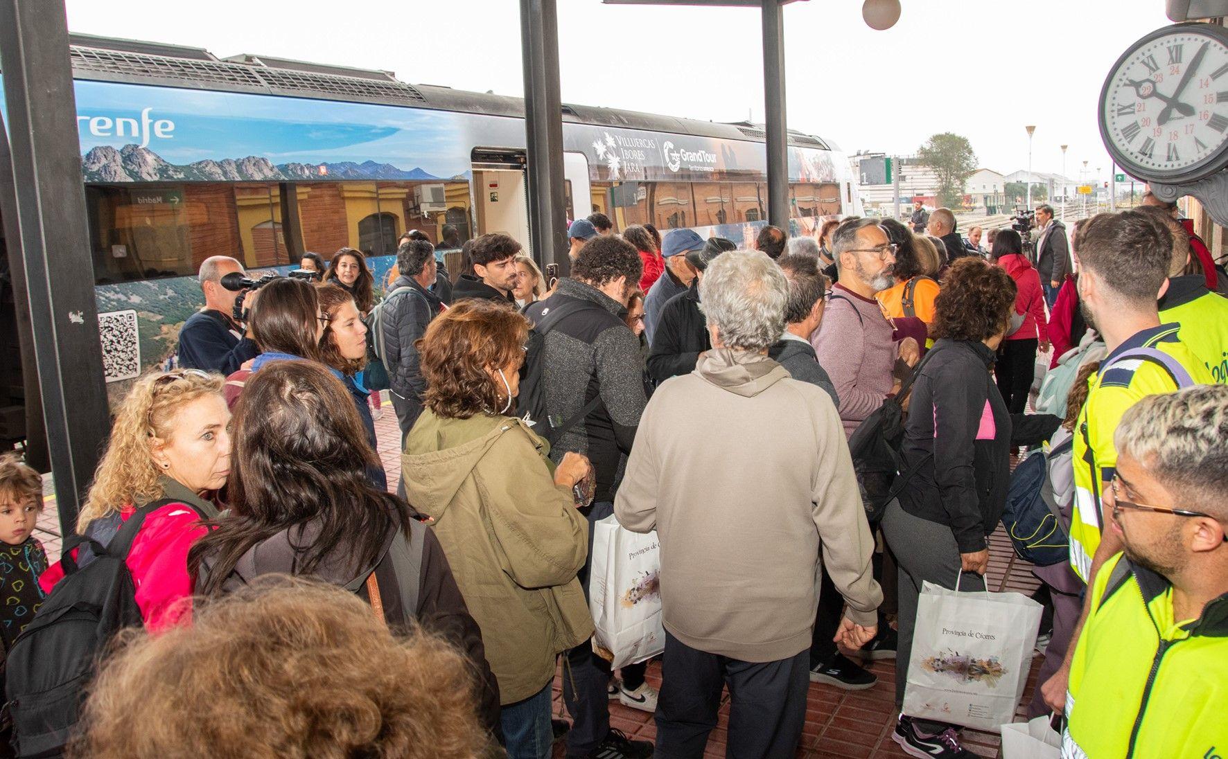 El tren turístico de los Ibores hace parada en Navalmoral
