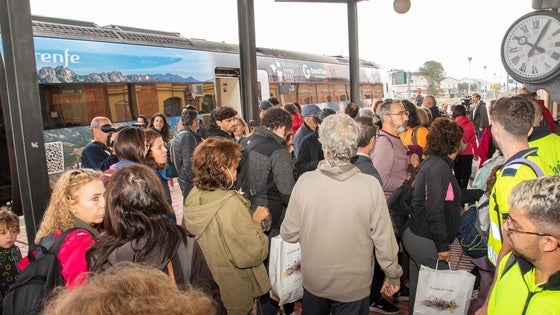 El tren turístico de los Ibores hace parada en Navalmoral