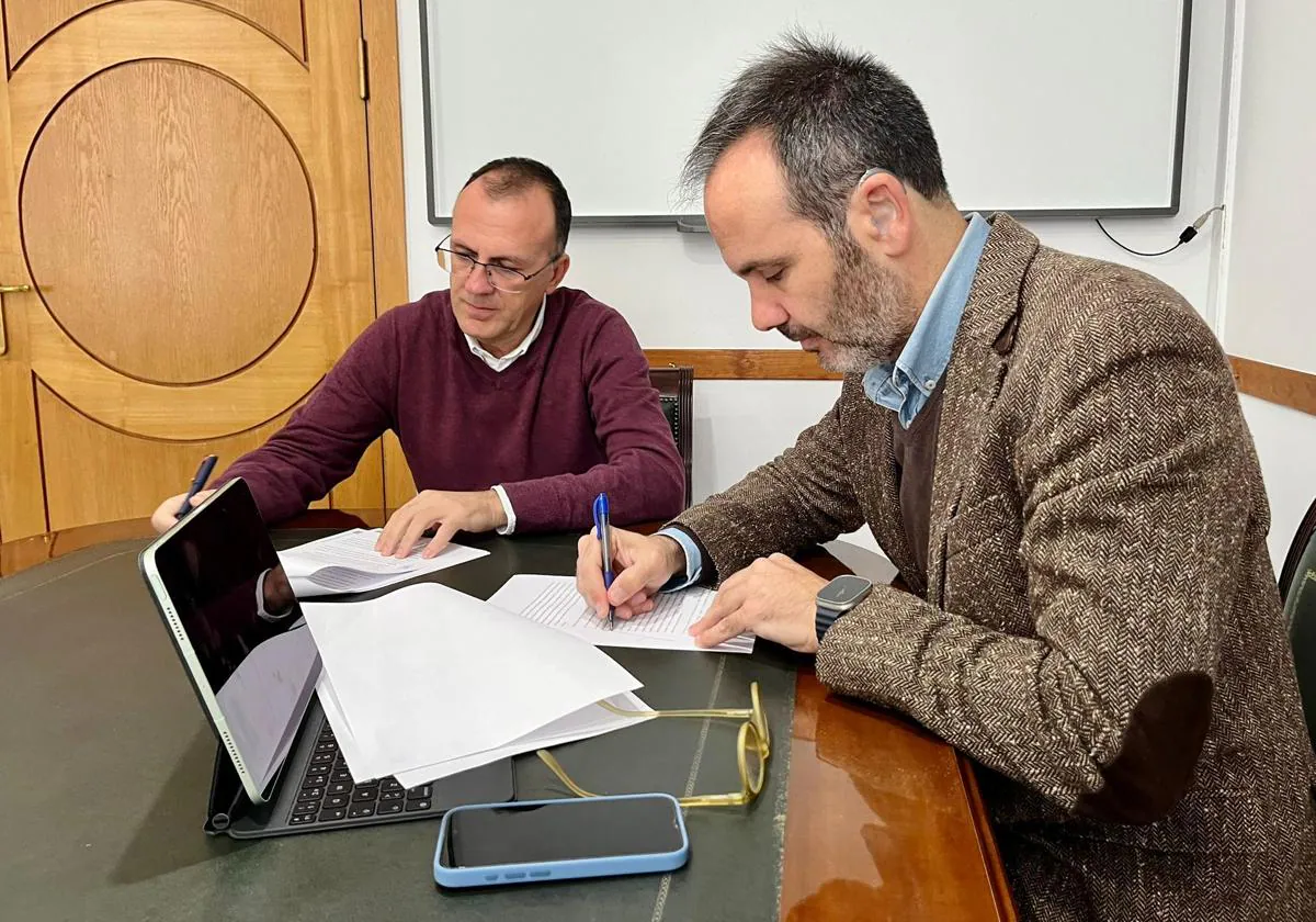 Enrique Hueso y Juan Manuel Cercas firmaron el convenio