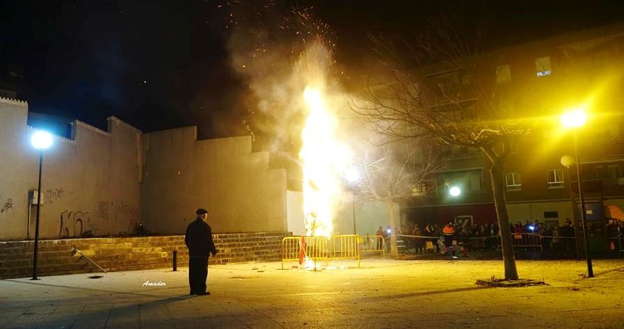 Quema del Hombre Inicuo bajo la atenta mirada de don David