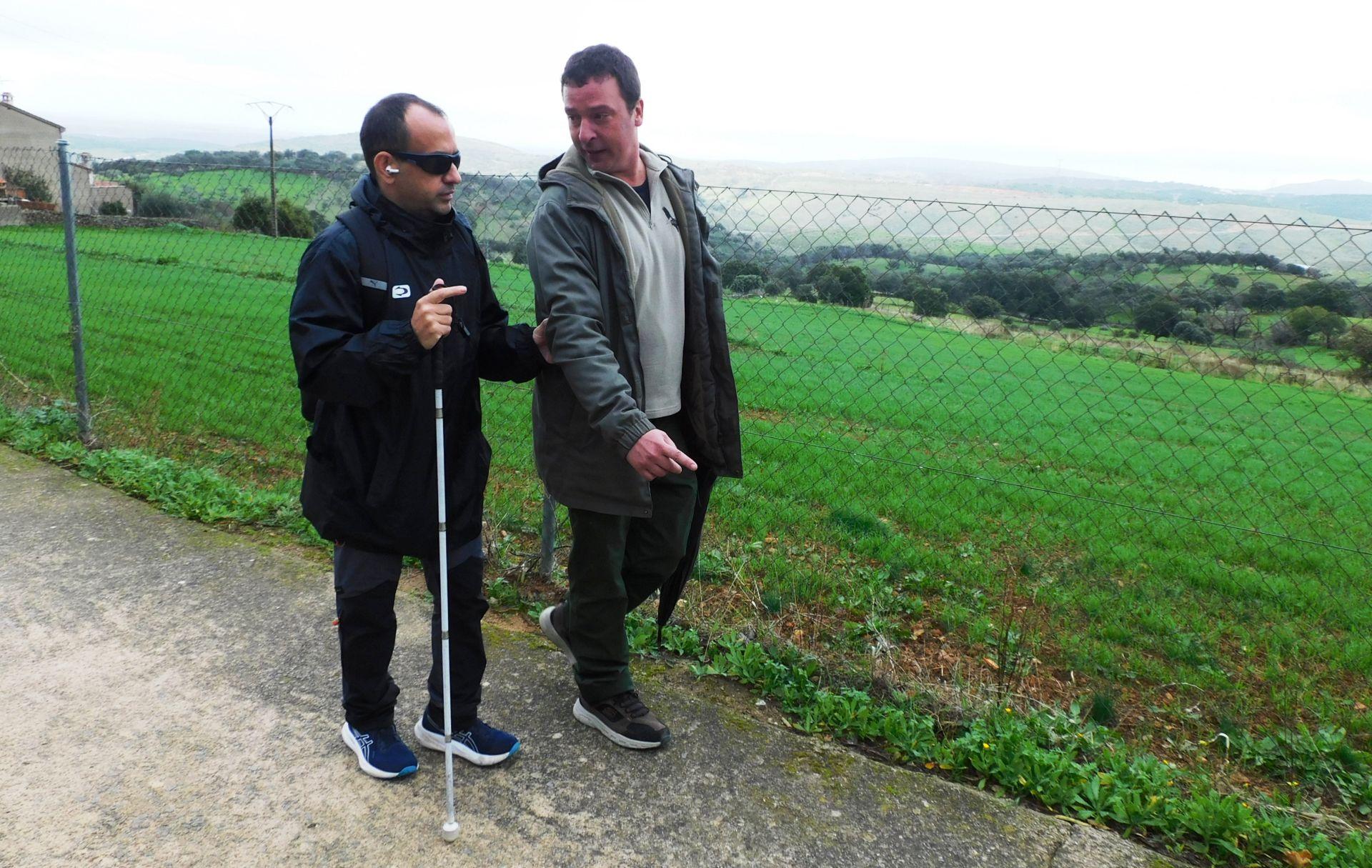 Monfragüe apuesta por el senderismo accesible para personas con deficiencia visual