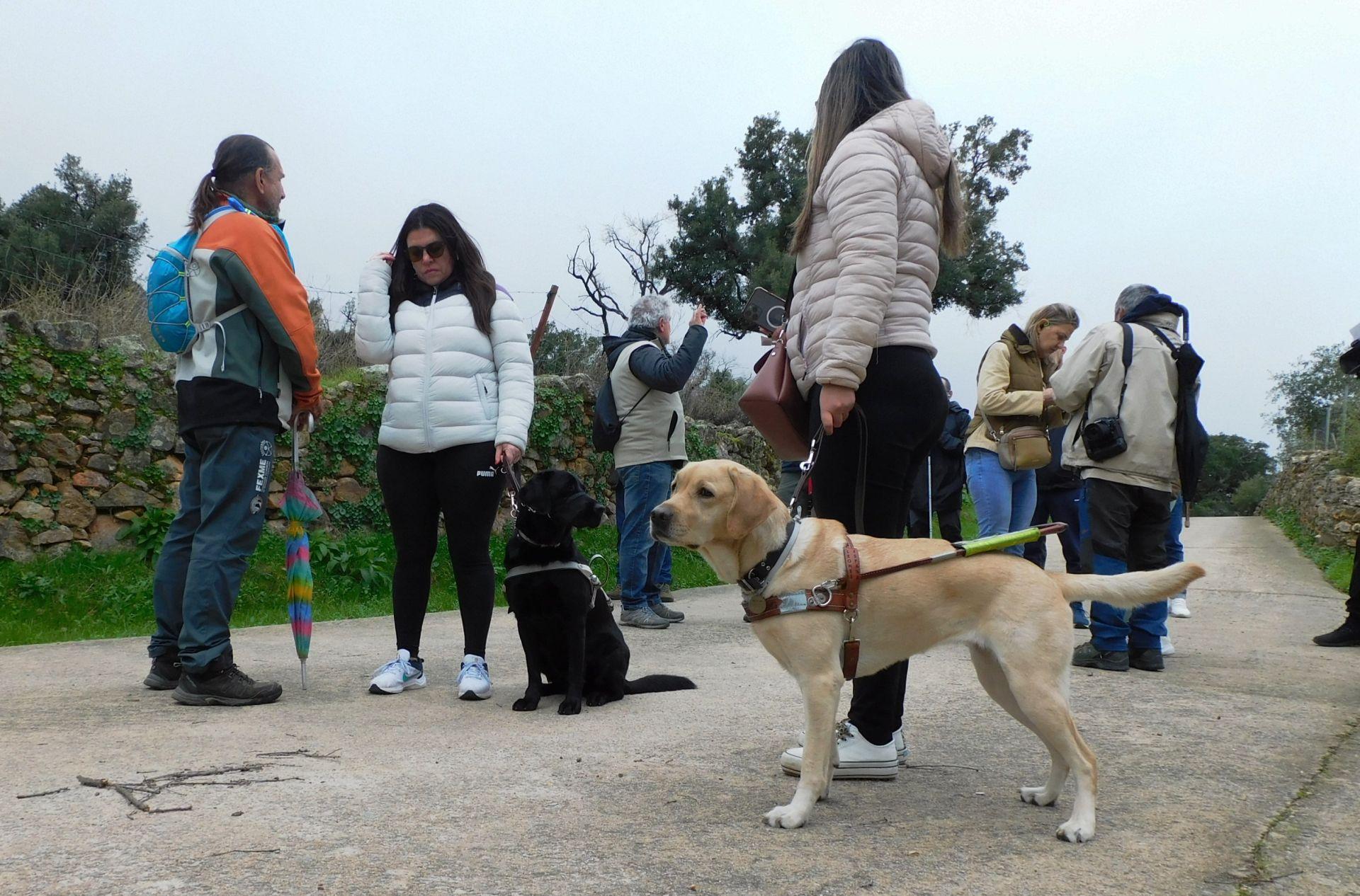 Monfragüe apuesta por el senderismo accesible para personas con deficiencia visual
