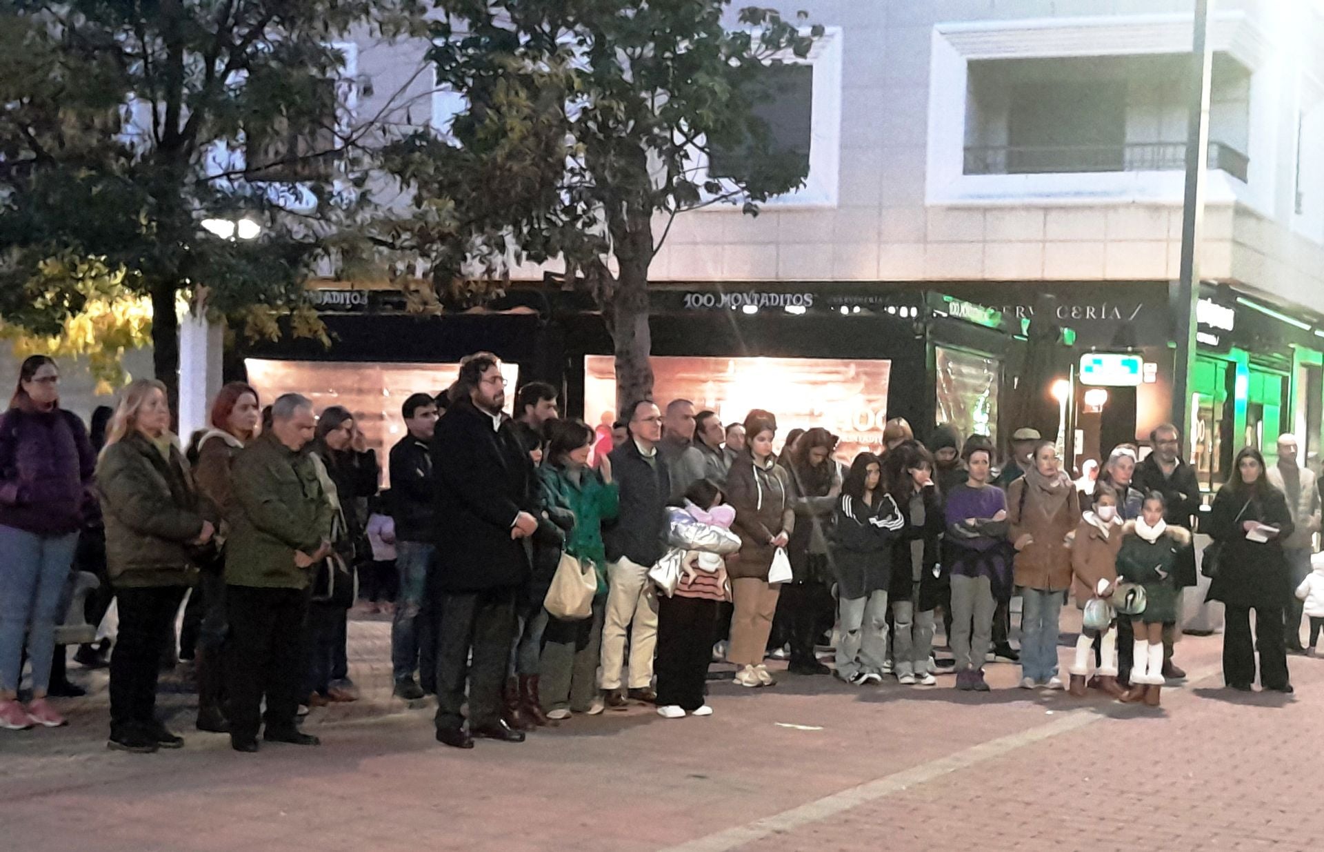 Asistentes al acto celebrado frente a la biblioteca municipal
