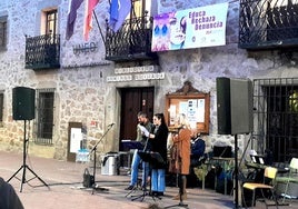Lectura del manifiesto por parte de Cristina Marcos, Paula González y Jesús Amor