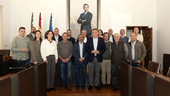 El presidente de Diputación reafirma su apoyo a la continuidad de la central tras reunirse con la AMAC