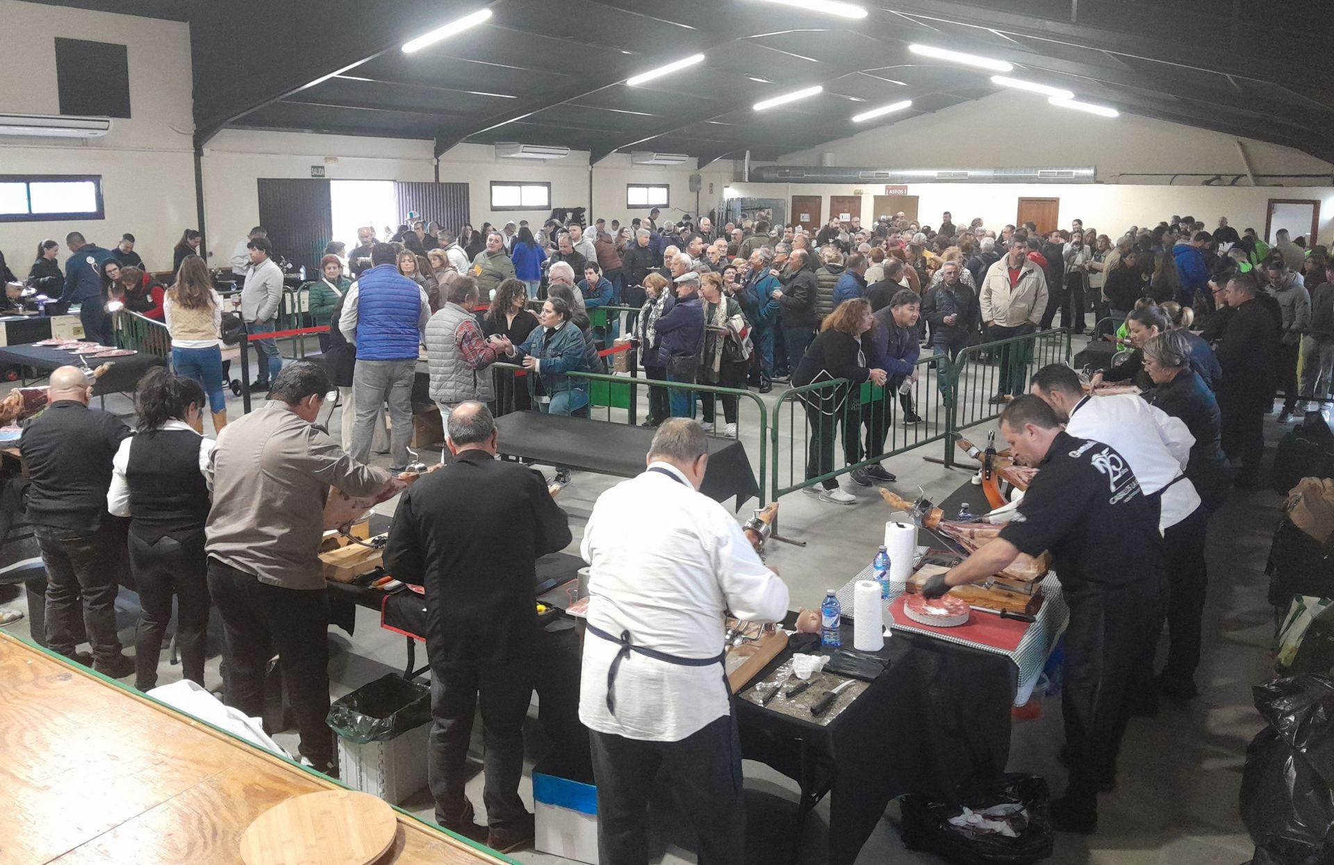 Gran acogida del corte solidario de jamón en Toril