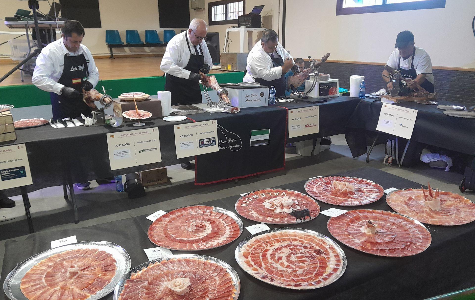 Gran acogida del corte solidario de jamón en Toril