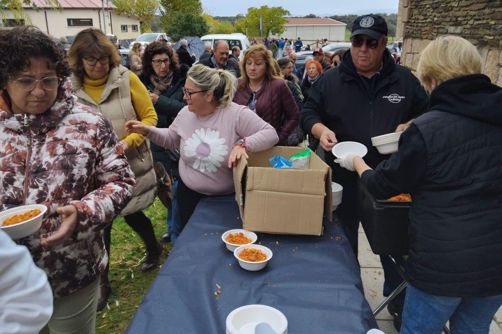 Gran acogida del corte solidario de jamón en Toril