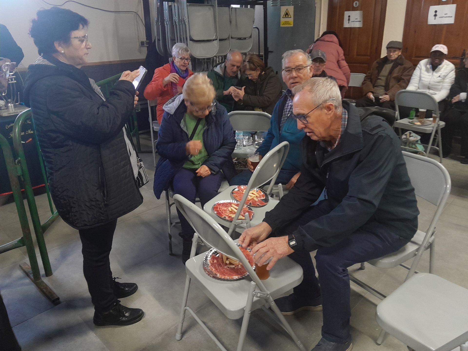 Gran acogida del corte solidario de jamón en Toril