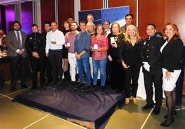 Fotografía de familia de convocantes y galardonados