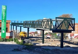 La instalación de la pasarela ha avanzado mucho en pocos días