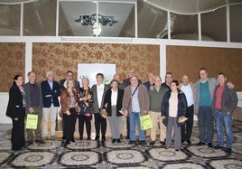 Los recién jubilados con los responsables de la empresa en la fiesta de despedida