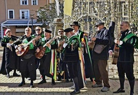 Integrantes de la Cuarentuna en el Jardincillo
