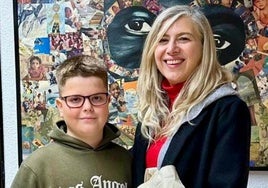 La concejala de Cultura, Cristina Marcos, entregó el premio a Lucas Alfonso