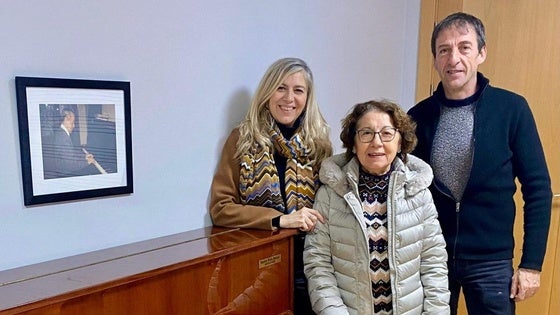 Donan al municipio un piano y varias publicaciones de música tradicional