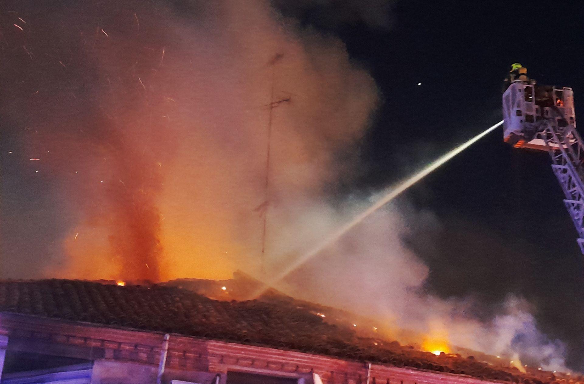 Un incendio en el 'Hospitalillo' obliga a desalojar a ocho familias