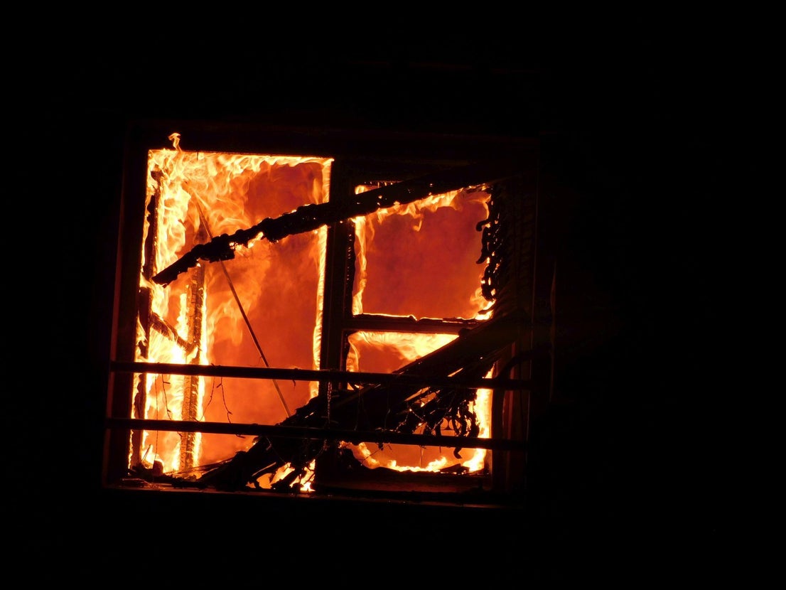 Un incendio en el 'Hospitalillo' obliga a desalojar a ocho familias