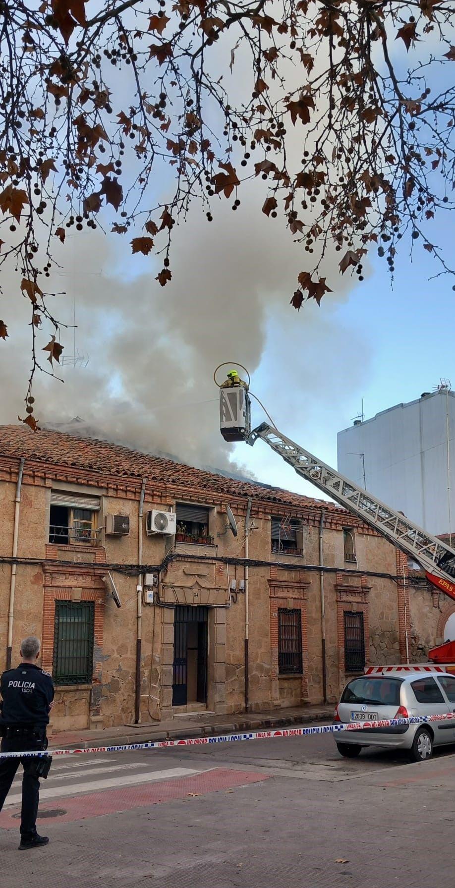 Un incendio en el 'Hospitalillo' obliga a desalojar a ocho familias