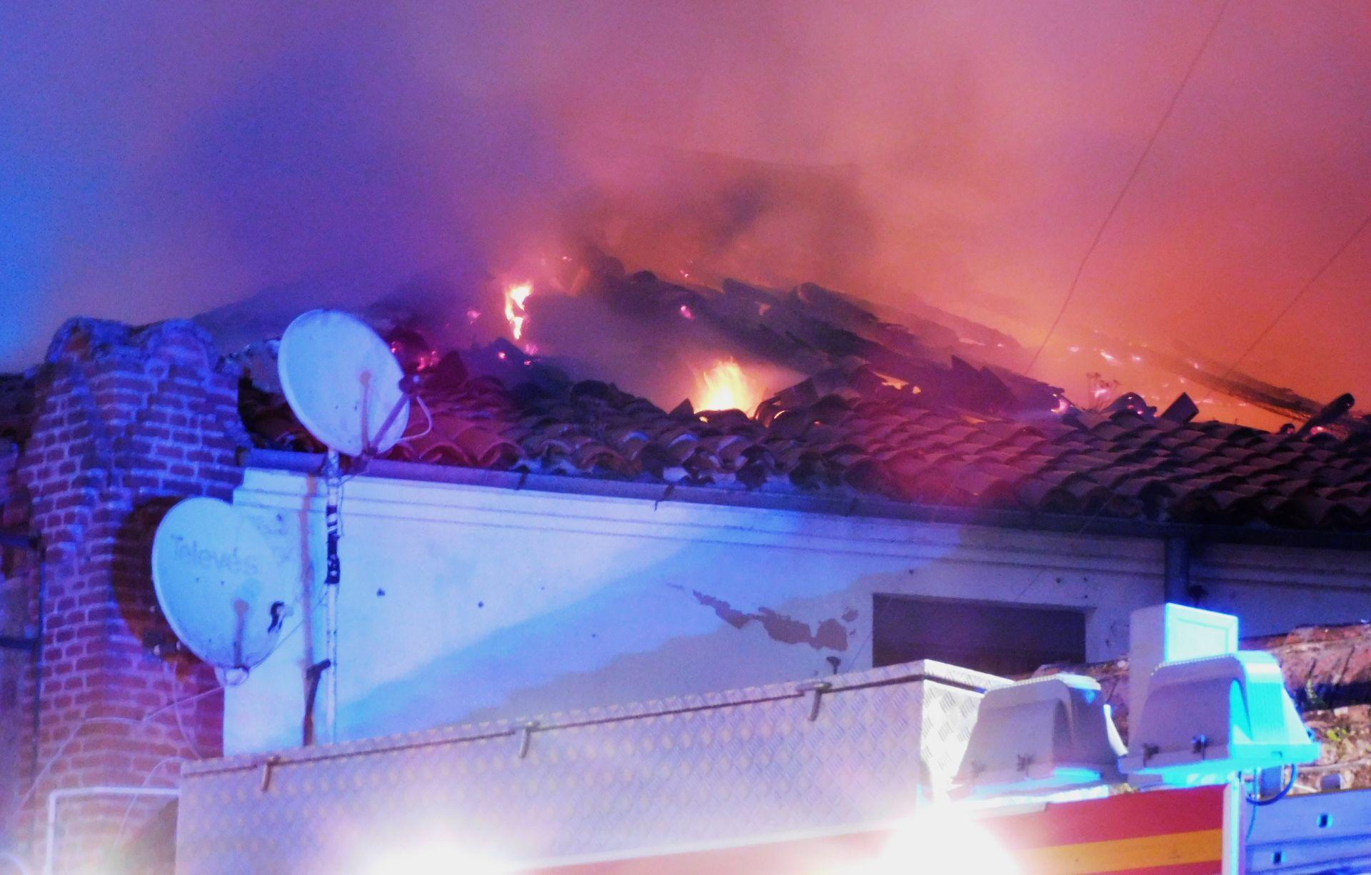 Un incendio en el 'Hospitalillo' obliga a desalojar a ocho familias