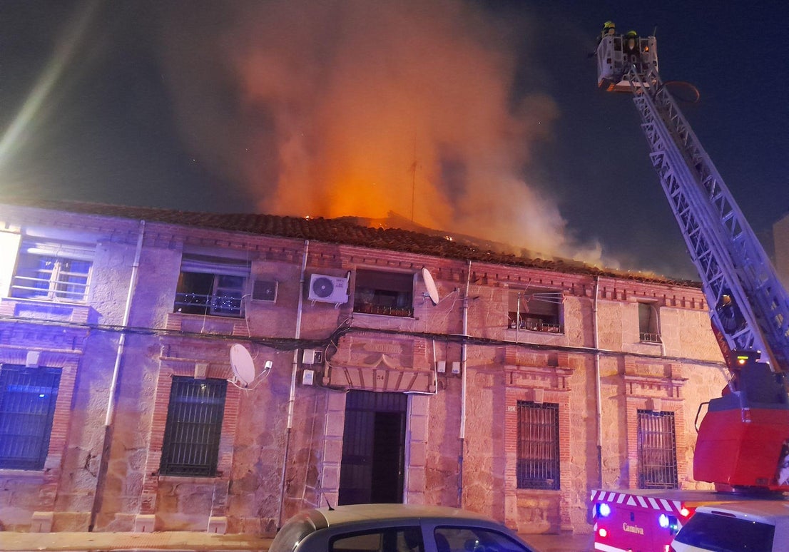 Un incendio en el 'Hospitalillo' obliga a desalojar a ocho familias