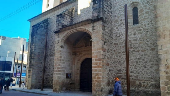 Los postes metálicos de la peatonal se retirarán cuando no haya toldos