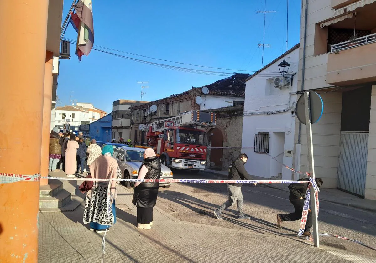 Familias afectadas y curiosos alrededor del inmueble siniestrado