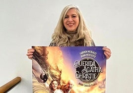Cristina Marcos, concejala de Cultura, con el cartel anunciador de la primera cita