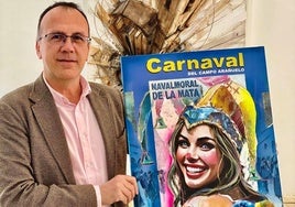 Enrique Hueso, alcalde y concejal de Festejos, muestra el cartel anunciador