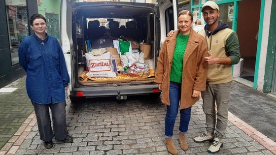 Una furgoneta para cargar los regalos de la 'cesta' de la Asociación Comercio Moralo