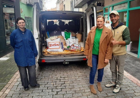 La familia ganadora con la furgoneta cargada de bolsas