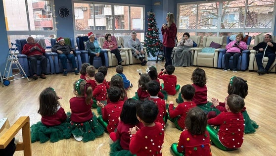 Escolares de los Maristas y usuarios de 'Conde de Alyó' comparten una jornada intergeneracional