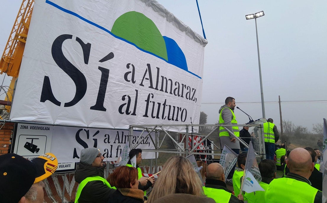 Miles de personas claman ¡Sí a Almaraz, sí al futuro!