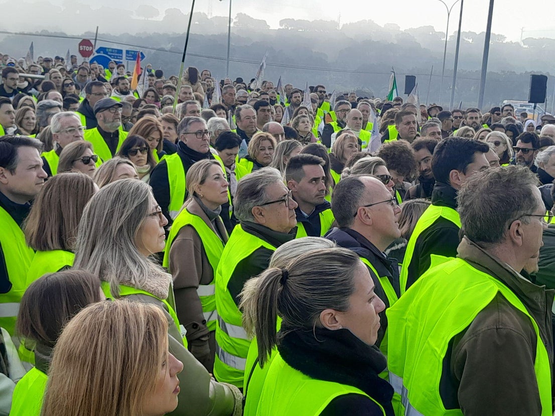 Miles de personas claman ¡Sí a Almaraz, sí al futuro!
