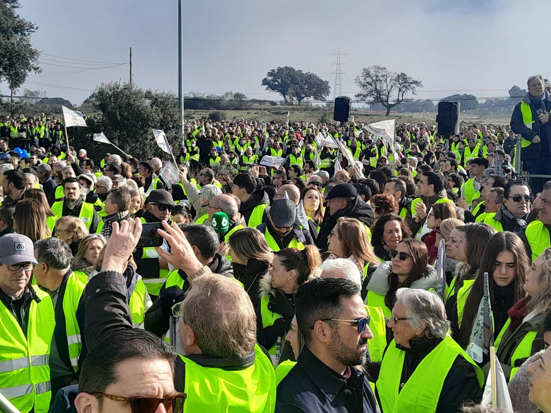 Miles de personas claman ¡Sí a Almaraz, sí al futuro!