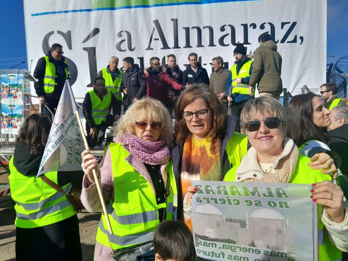 Miles de personas claman ¡Sí a Almaraz, sí al futuro!