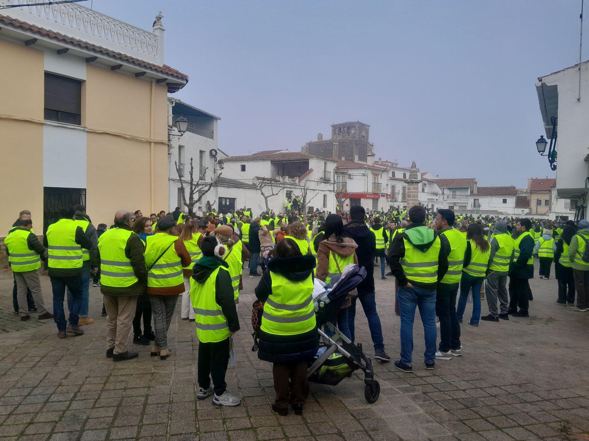 Miles de personas claman ¡Sí a Almaraz, sí al futuro!