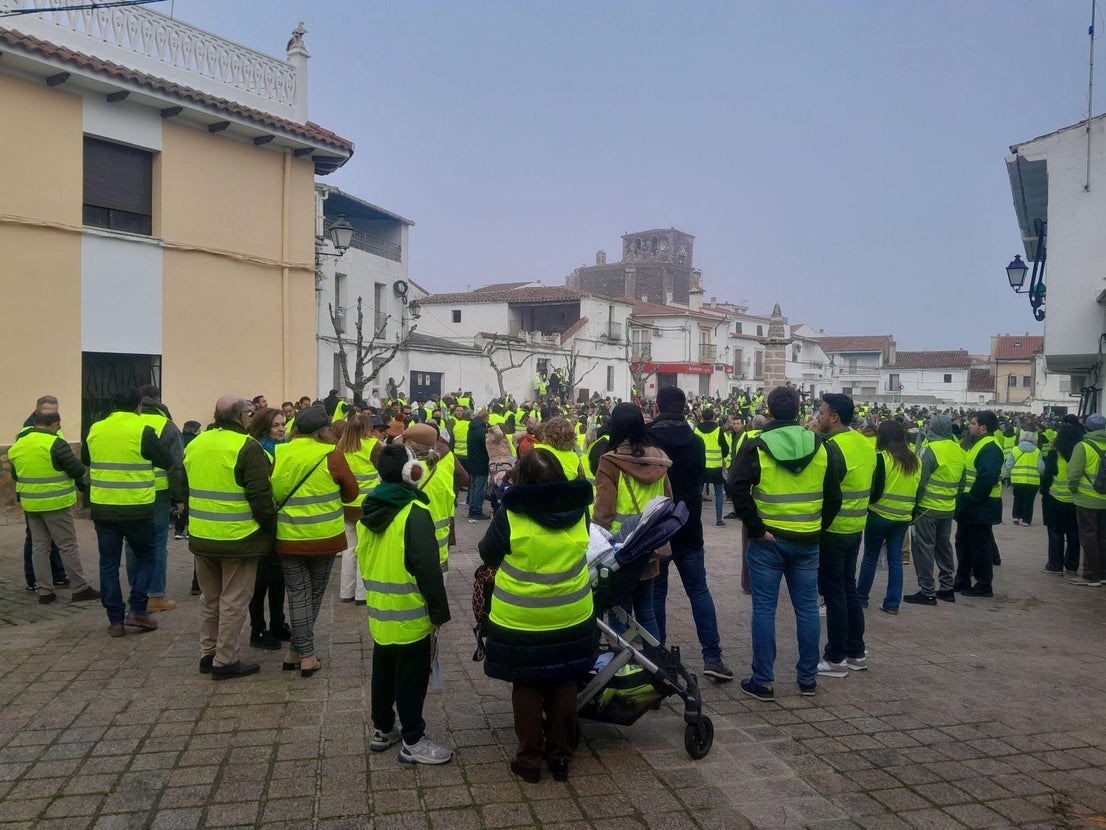 Miles de personas claman ¡Sí a Almaraz, sí al futuro!