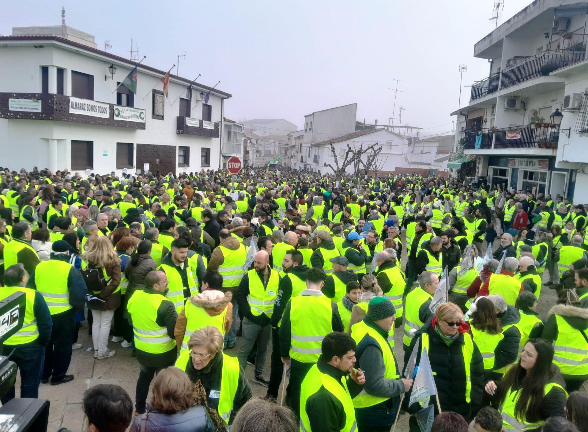 Miles de personas claman ¡Sí a Almaraz, sí al futuro!