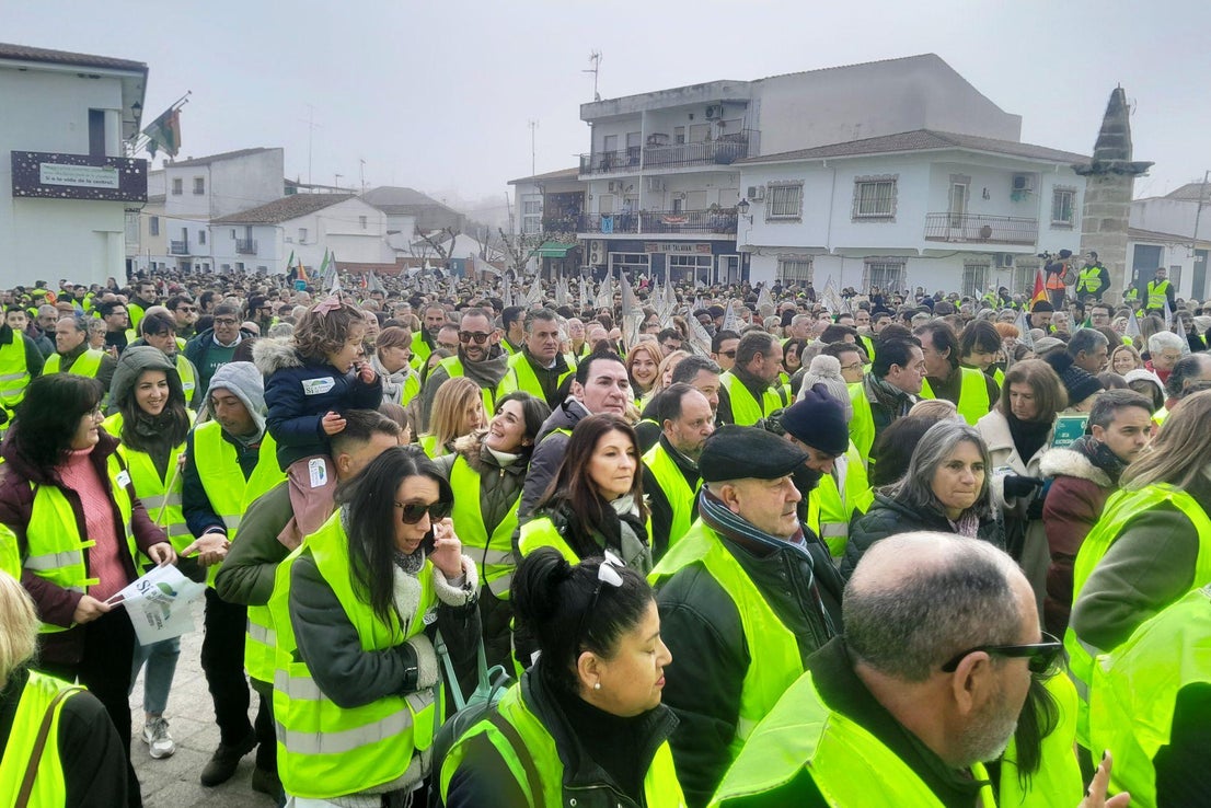 Miles de personas claman ¡Sí a Almaraz, sí al futuro!