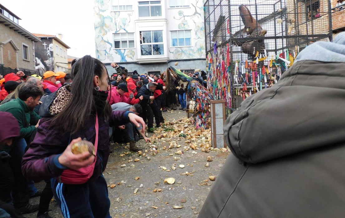 Jarramplas llena de nabos y visitantes las calles de Piornal