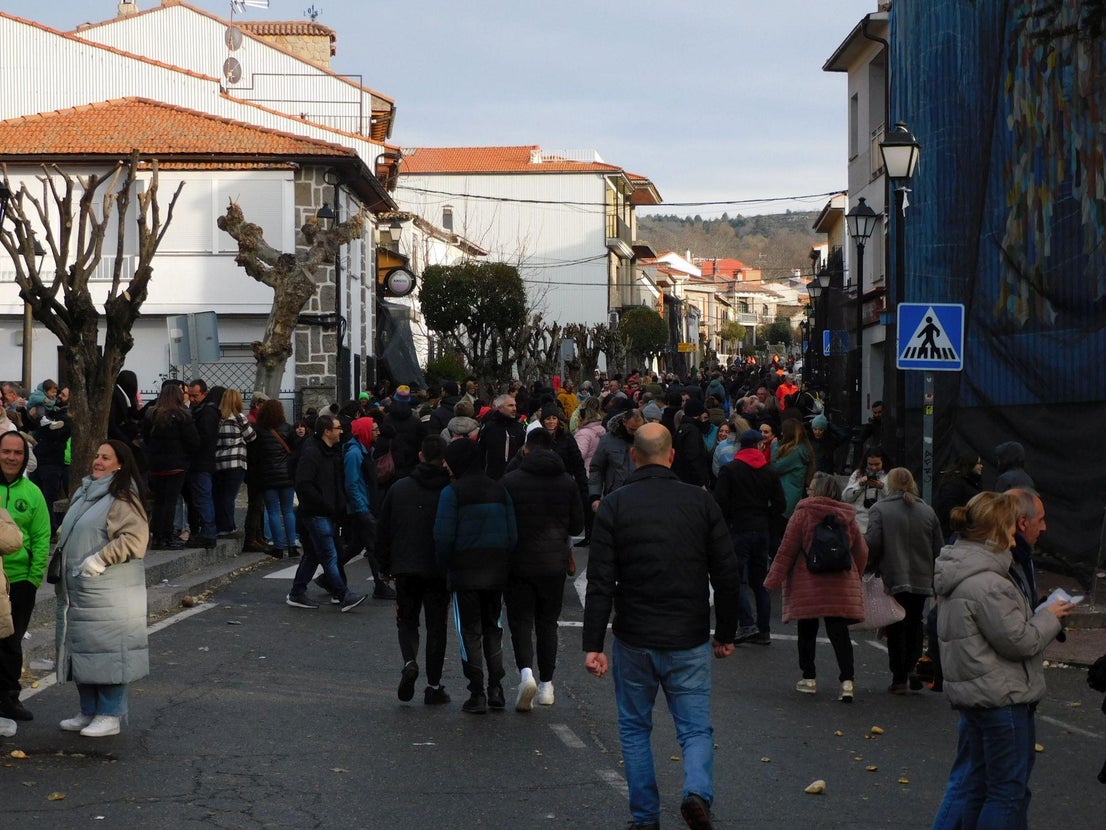 Jarramplas llena de nabos y visitantes las calles de Piornal