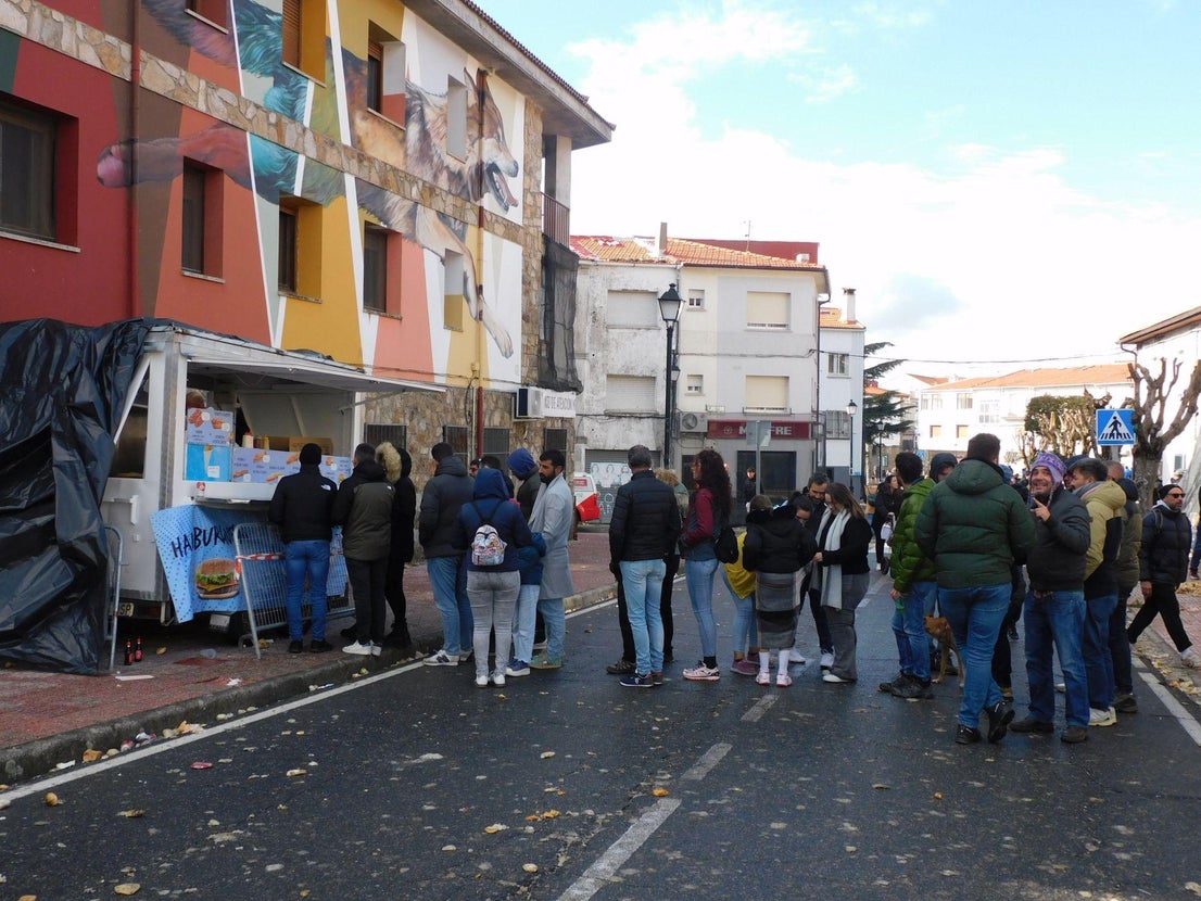 Jarramplas llena de nabos y visitantes las calles de Piornal