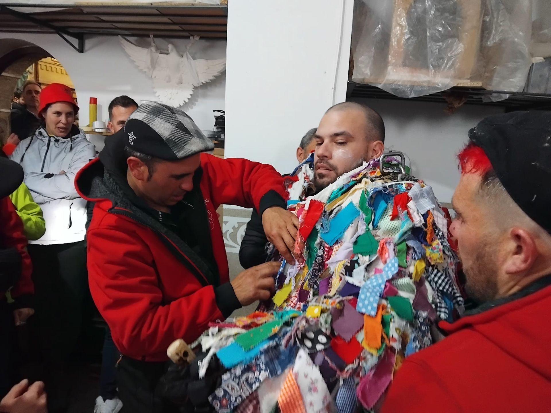 Jarramplas llena de nabos y visitantes las calles de Piornal