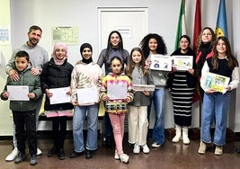 Los escolares galardonados tras recibir sus premios