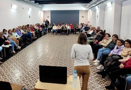 Tertulia celebrada el martes, con un público mayoritariamente femenino