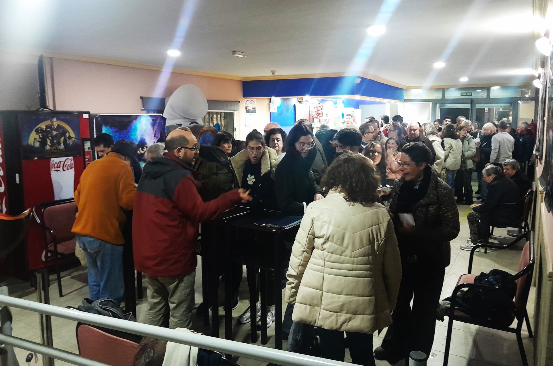 Cola para recoger la entrada y adquirir el carnet de socio del cine club