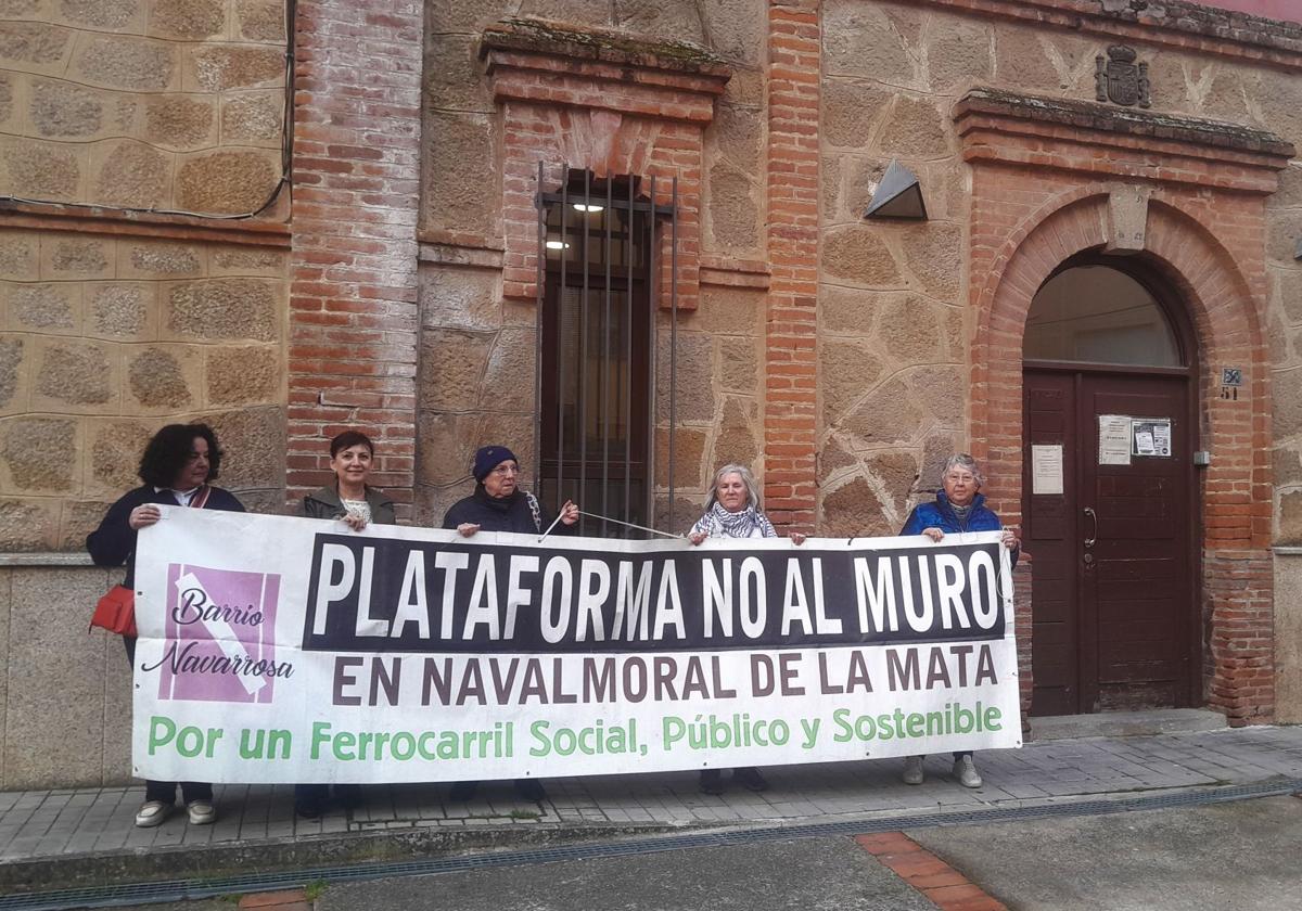 Integrantes de No al Muro a las puertas del Palacio de Justicia